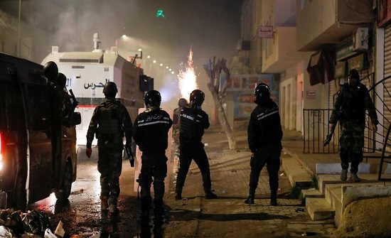 مواجهات بين الأمن والمحتجين بولاية القصرين لليلة الثالثة في تونس .. بالفيديو