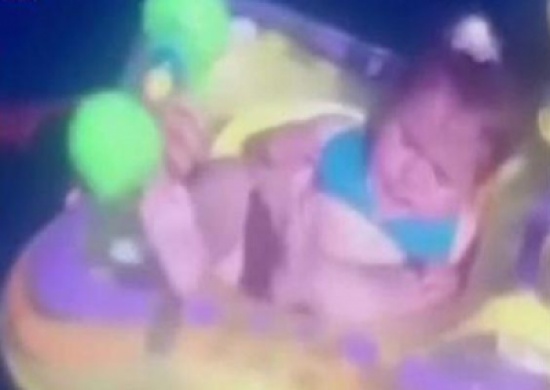 شاهد.. طفلة أنقذتها لعبتها من الغرق