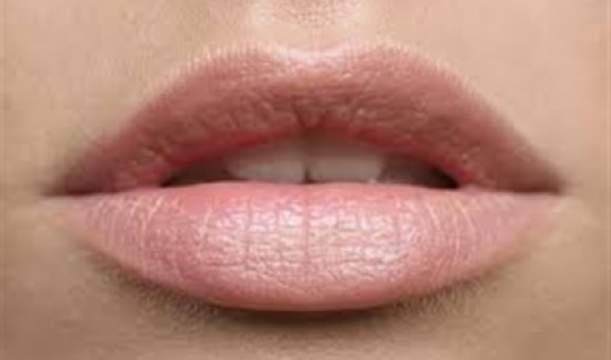 وصفة طبيعية لتفتيح الإسمرار حول منطقة الفم