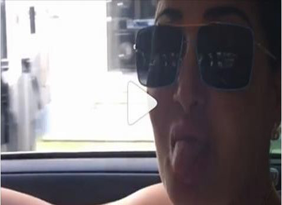 بالفيديو - غادة عبد الرازق تمد لسانها وتقوم بحركات غريبة.. ما السر؟!