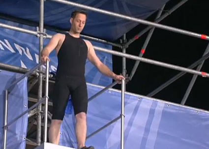 شاب يقفز في حوض من البندق