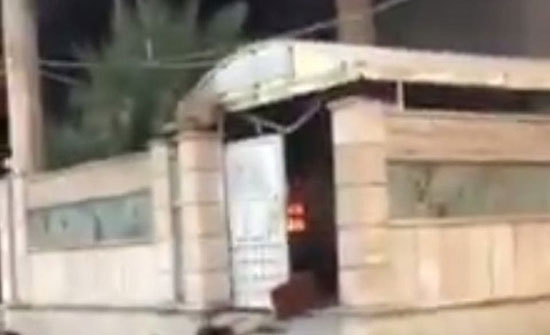 بالفيديو : محتجون عراقيون يحرقون منزل نائب في الناصرية بالفيديو : محتجون عراقيون يحرقون منزل نائب في الناصرية