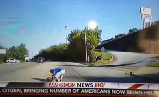 فيديو مروع.. سقوط طفلة من حافلة المدرسة