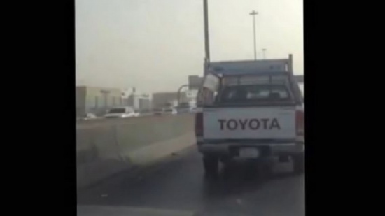 سائق يتصل بآخر ليفسح له الطريق !