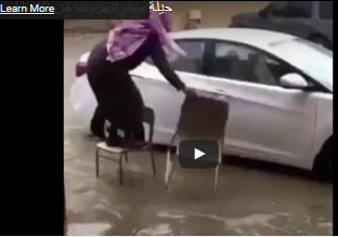 شاهد ماذا فعل معلم سعودي للوصول إلى سيارته الغارقة في الميا