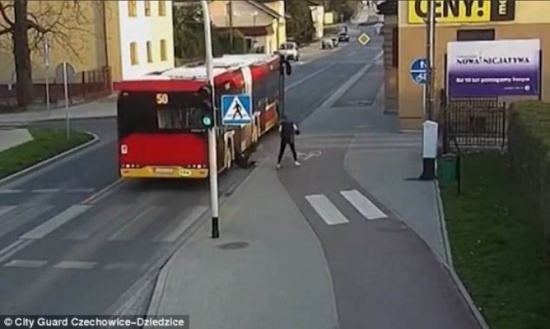 فيديو| 'فعل لا أخلاقي' كاد أن يقتل فتاة دهساً!