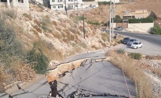 انهيار شارع بالكامل في الكرك انهيار شارع بالكامل في الكرك