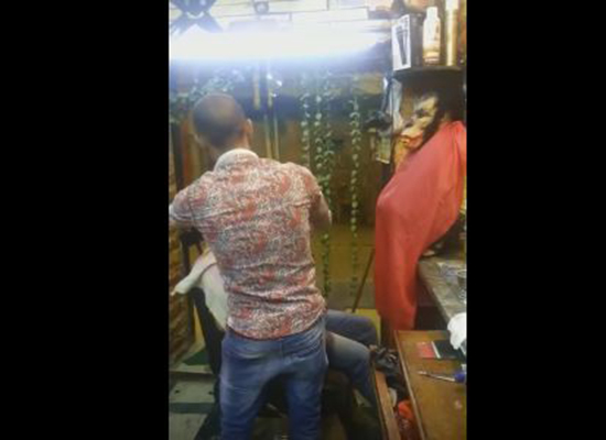 بالفيديو.. حلاق ينفذ مقلبا طريفا في أحد زبائنه