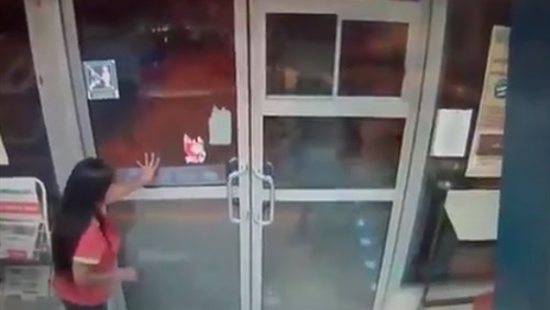 ثور يطارد فتاة داخل متجر (فيديو)