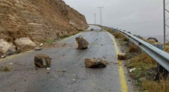 إزالة مقطع صخري آيل للسقوط في الرصيفة