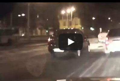 شاهد لحظة اصطدام سيارة بغطاء بالوعة