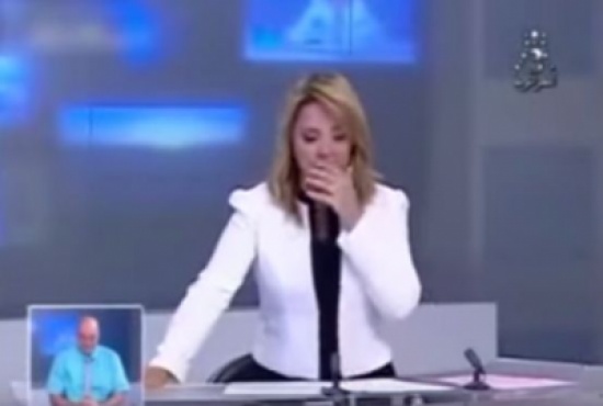 شاهد.. مذيعة جزائرية تبكي على الهواء لسبب مجهول