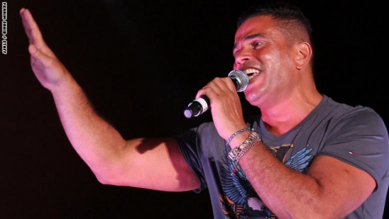 عمرو دياب يتابع ديربي لندن من المدرجات.. وتشيلسي يرحب به