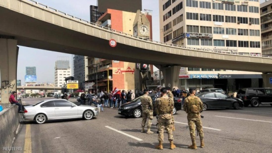 لبنان.. الجيش يزيل حواجز الطرق ويفتح الطرق المغلقة لبنان.. الجيش يزيل حواجز الطرق ويفتح الطرق المغلقة