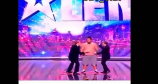 فيديو| الى اصحاب الكروش انتم تتمتّعون بهذه الموهبة دون سواكم!!