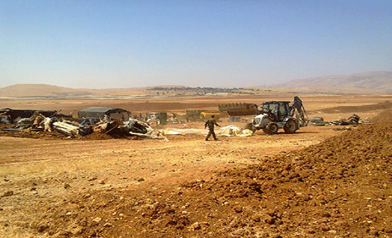 الاحتلال يخطر بطرد 5 عائلات فلسطينية بالأغوار الاحتلال يخطر بطرد 5 عائلات فلسطينية بالأغوار