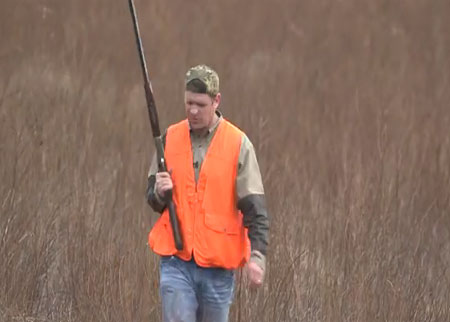 رجل يصطاد عصفور بيد واحده