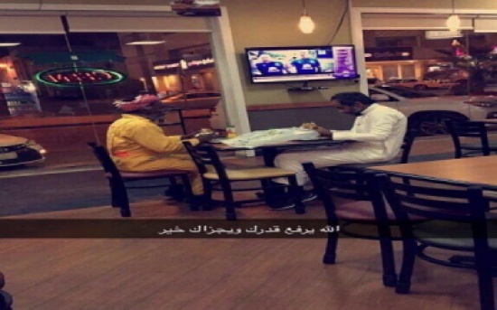 مغردون يتداولون صورة لمواطن وعامل نظافة على طاولة واحدة مغردون يتداولون صورة لمواطن وعامل نظافة على طاولة واحدة