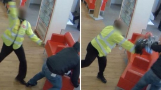 شاهد.. حارس أمن يقاوم لصاً بخوذته بعد أن حاول سرقته