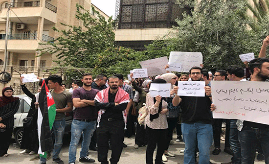 طلاب وخريجو الإعلام يحتجون أمام نقابة الصحفيين.. صور طلاب وخريجو الإعلام يحتجون أمام نقابة الصحفيين.. صور