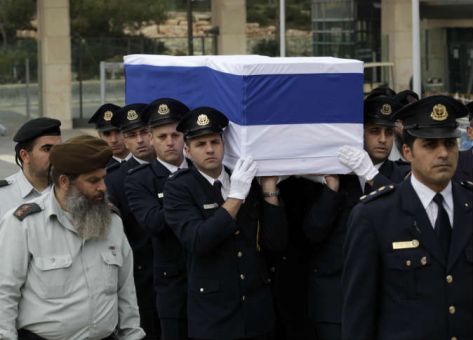 الأرض تلفظ شارون.. هزة أرضية تزامناً مع وضعه في القبر