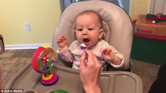 طفلة تتذوّق اللبن للمرّة الأولى... وردّة فعلها غريبة جداً!