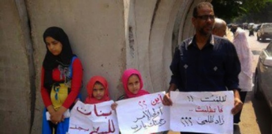 احد الباعه الجائلين يعرض بناته للبيع أمام مجلس الوزراء