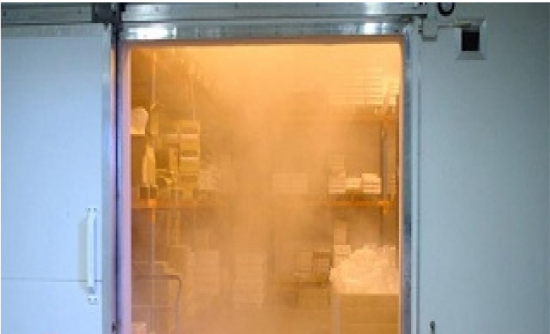 عامل دخل الى ثلاجة سوبرماركت درجة حرارتها تحت الصفر فحدثت الكارثة !