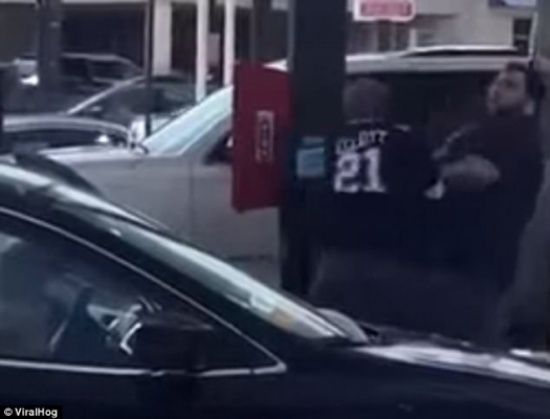 بالفيديو .. رجل يسكب الوقود على سيارة آخر في شجار بينهما