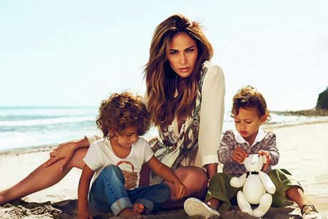 جينفر لوبيز مع اطفالها في اعلان "غوشي"