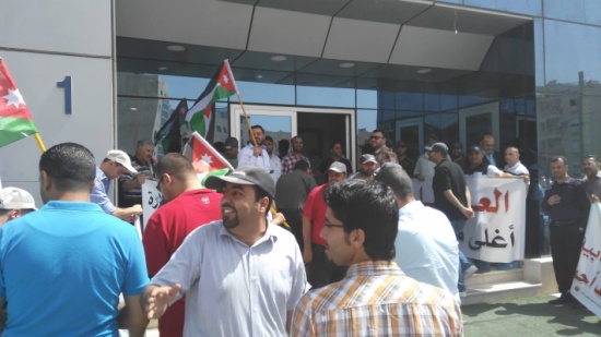 وقفة احتجاجية لعمال كهرباء معان وقفة احتجاجية لعمال كهرباء معان
