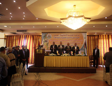 هنية يمنح الفلسطينيين العائدين من سوريا منزلا ومساعدة مالية ومنحا دراسية