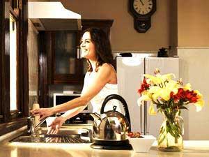  المرأة المعاصرة تقوم بخمسة أعمال في نفس الوقت