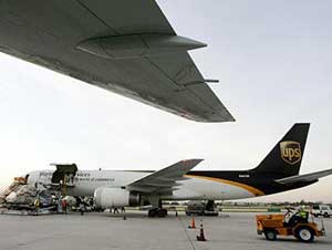 تضارب حول العثور على قنبلة على متن طائرة شحن أمريكية في لندن