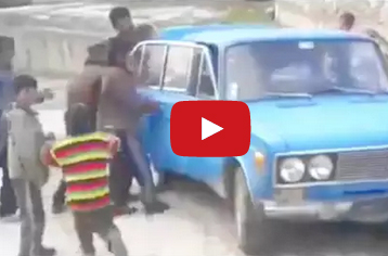 شاهد كيف قام أشخاص بادخال حمار داخل سيارة