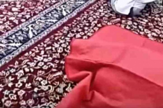 فيديو| رجل يفارق الحياة بعد صلاة العشاء مباشرة بأحد المساجد!! فيديو| رجل يفارق الحياة بعد صلاة العشاء مباشرة بأحد المساجد!!