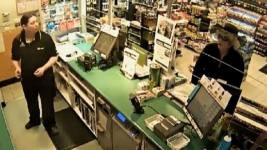 شاهد.. رجل يستعرض مواهبه في التنكر خلال عملية سرقة