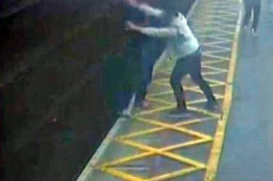 عصابة تُلقي كفيفًا وأصم على قضبان قطار