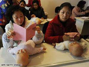 باحث: وجود المربيات قد يحول الطفل مستقبلاً إلى "زير نساء"