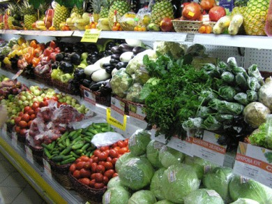 إتلاف كميات من الفواكة والخضار غير صالحة للاستهلاك إتلاف كميات من الفواكة والخضار غير صالحة للاستهلاك