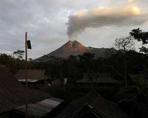 هدوء حذر لبركان ميرابي الإندونيسي