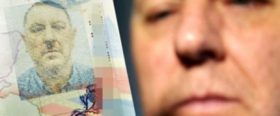بريطاني فوجئ بصورة جواز سفره تشبه هتلر بشاربه.. كيف كان رد فعل متابعيه على فيسبوك؟