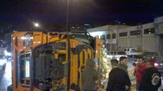 بالصور ... تدهور شاحنة " طحين " في وادي الرمم بالصور ... تدهور شاحنة " طحين " في وادي الرمم