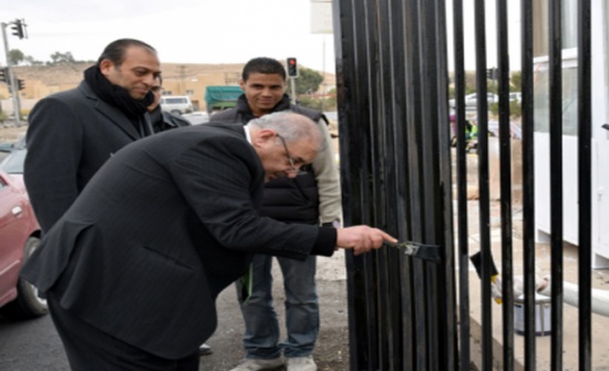 رئيس الجامعة الهاشمية يشارك الطلبة في تجميل المدخل الجنوبي