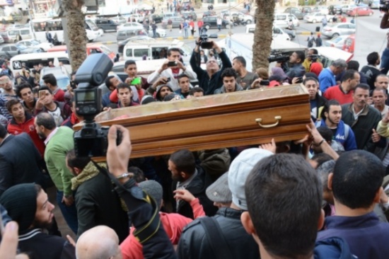 بالصور - بنات أحمد راتب ينهرن في الجنازة... وحضور مخيب للنجوم! بالصور - بنات أحمد راتب ينهرن في الجنازة... وحضور مخيب للنجوم!