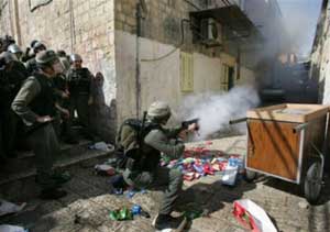 اصابة فلسطيني برصاص الاحتلال وسط غزة