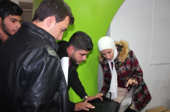 حملة ترويجية لبوابة فرص الالكترونية في  كلية عمان الجامعية