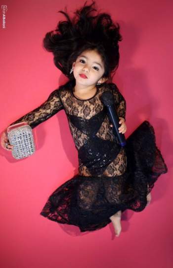 مصمم يحول فتاة صغيرة لهيفا وهبي في عيدها " صور "