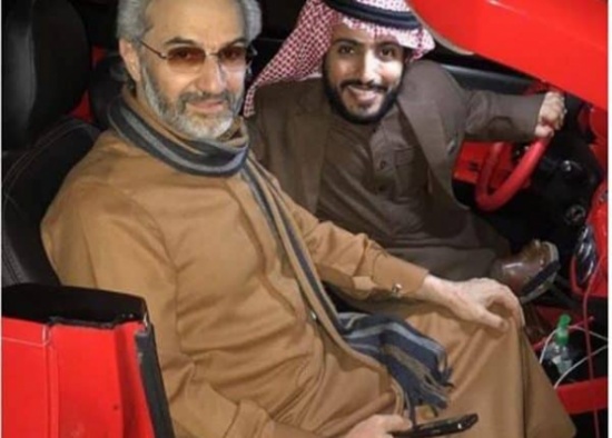 شاهد: مشهور على إنستغرام ينشر فيديو له مع الأمير الوليد بن طلال.. وهكذا علق عليه! شاهد: مشهور على إنستغرام ينشر فيديو له مع الأمير الوليد بن طلال.. وهكذا علق عليه!