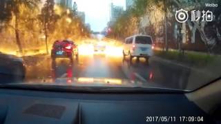 بالفيديو.. مطر ناري في الصين يثير الدهشة